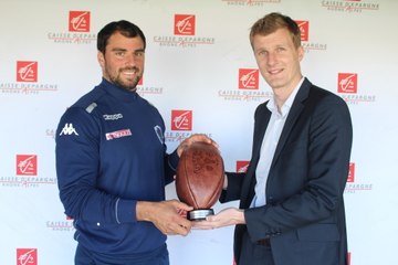 Jonathan Wisniewski reçoit le trophée de l'Homme du Match FCG-Castres