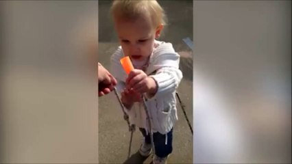 Cette fillette a une belle façon de faire de la corde à saut