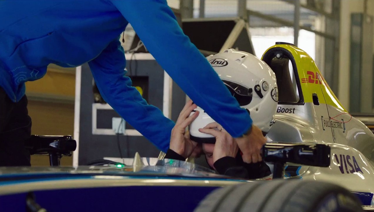 Saut en arrière de fou par dessus une Formule 1 Electrique !