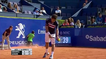 Un ramasseur de balle se prend une bâche en pleine figure !