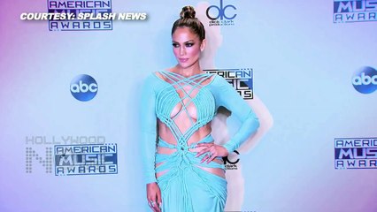 Скачать видео: AMAs 2015: BEST Dressed At Red Carpet | Jennifer Lopez, Selena Gomez, Kylie Jenner