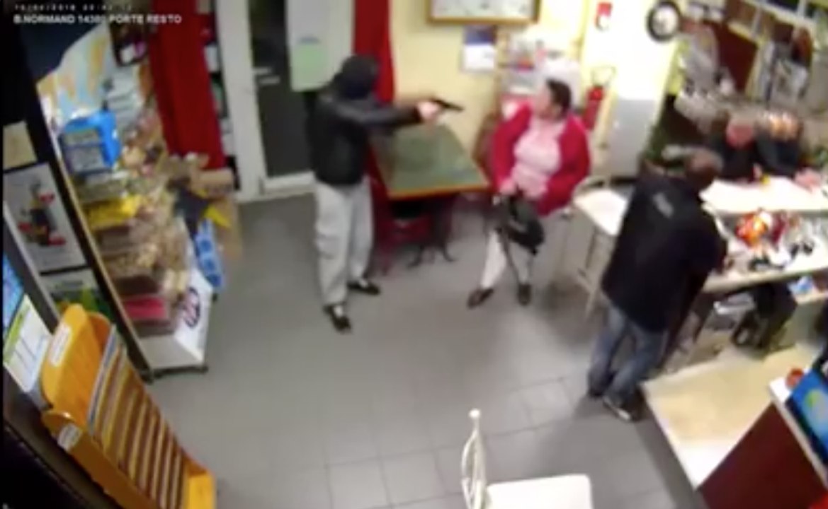 Quand un braqueur se fait corriger par la patronne du bar !