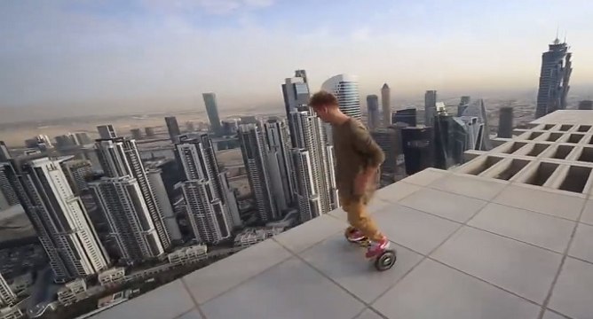 Vertigineux : il fait de l'hoverboard sur le sommet d'un building à Dubaï