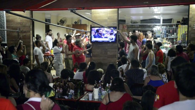 Veja a reação dos manifestantes contra o impeachment no voto de cada deputado capixaba