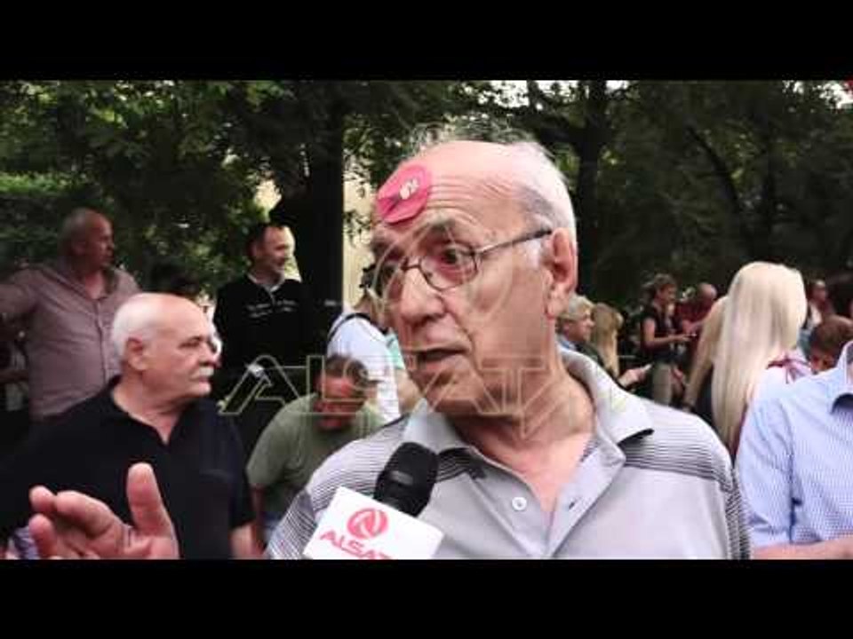 Qytetarët në protesta kundër pushtetit