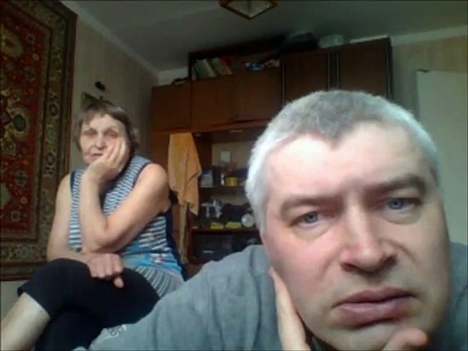 Скандальное видео скандал — Бабушка скандалит с мужиком в комнате
