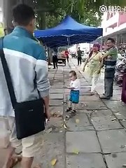 Китайский мальчик на защите бабушки