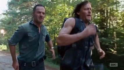 The Walking Dead 6x10 Rick & Daryl running after Jesus who stole their truck