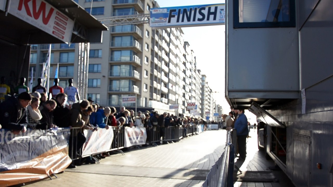 Arrivée des derniers coureurs sur le prologue des 3 jours de Flandre-Occidentale 2016