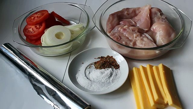 Запеченное куриное филе под сыром и помидорами в мультиварке Редмонд