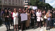 Gratë demokrate protestojnë para kryeministrisë - Top Channel Albania - News - Lajme