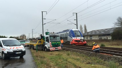 Voiture dégagée après sa collision avec un Ter