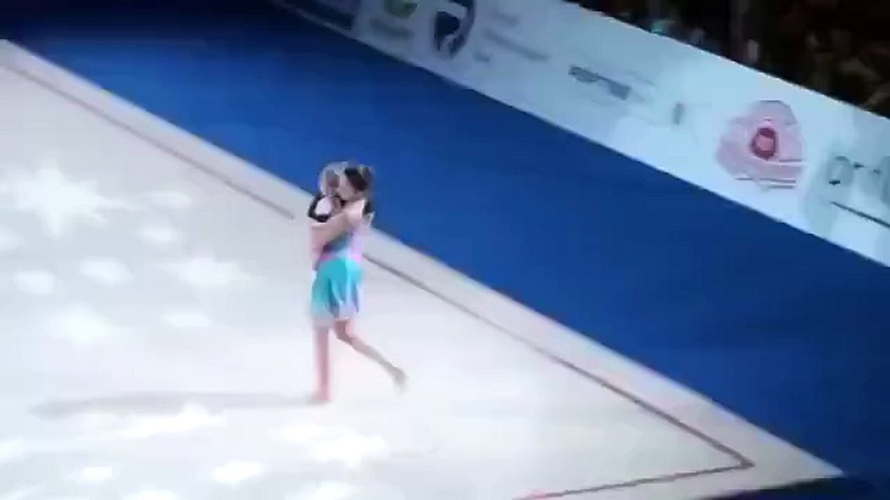 Ginasta se apresenta com a filha