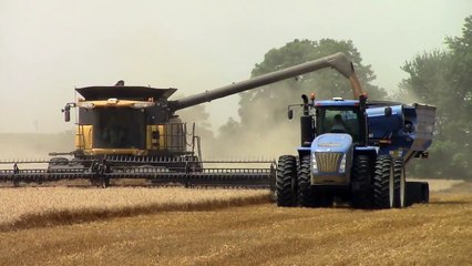 New Holland T9.450 4wd on Grain Cart Duty with a J&M 1401 Grain Storm