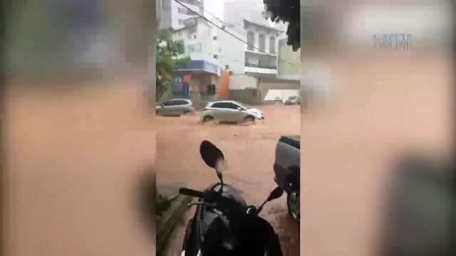 Chuva provoca alagamento em Cachoeiro de Itapemirim