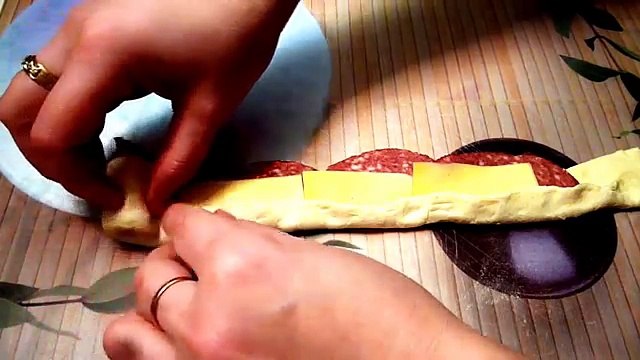 Как красиво лепить из теста! Роза из слоеного теста! Как красиво оформить стол !