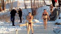 فتيات روسيا يسبحون في بركة ماء مثلجة يا ماما يا ماما تفرج يا معلم