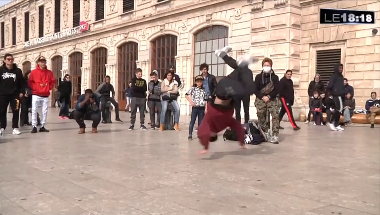 Marseille : démonstration de breakdance à la gare Saint-Charles