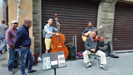 Download Video: Un touriste coréens rejoint 2 musiciens de rue pour faire un petit morceau de Jazz