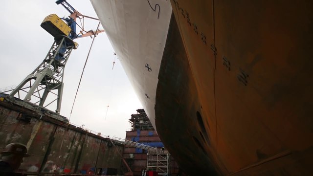 Un bateau de croisière coupé en deux et retapé de font en comble - time Lapse impressionnant