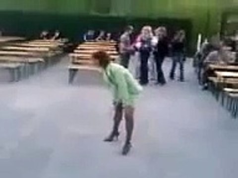 Пьяная леди отжигает на людях