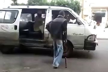 Как мужик на костылях садится в маршрутку СубханАллах