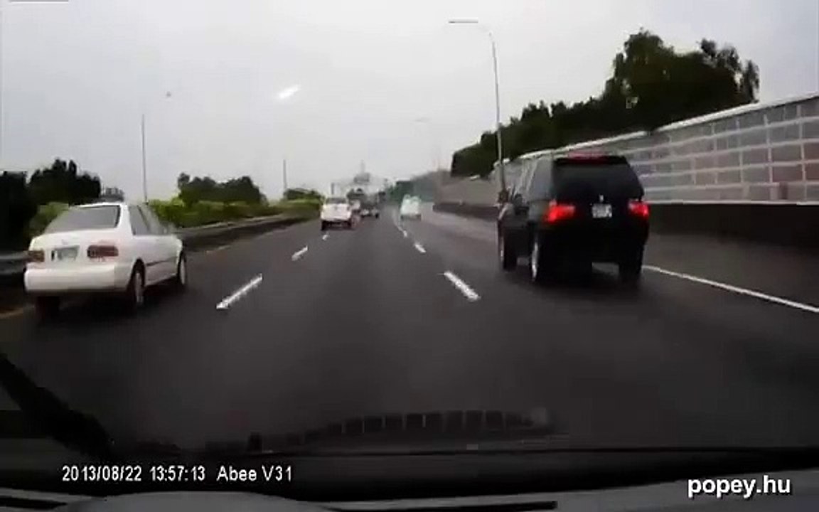 Idiota no az autopalyan setal