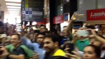 Manifestantes batem boca durante depoimento de Lula à PF