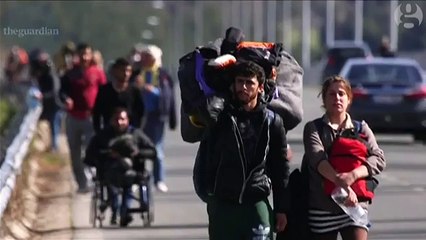 Video herunterladen: Overcrowding at refugee campsite near Greek-Macedonian border