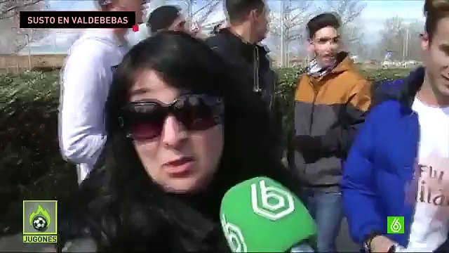 Susto en Valdebebas _ Un coche se cruzó para que Cristiano Ronaldo de parará a firmar un autógrafo