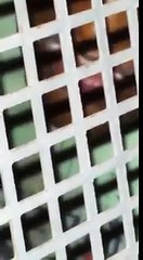 Jovem detido incorpora uma legião de demônios dentro da viatura.