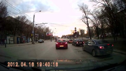 скутерист нарушает пдд. проезд на красный..mpg