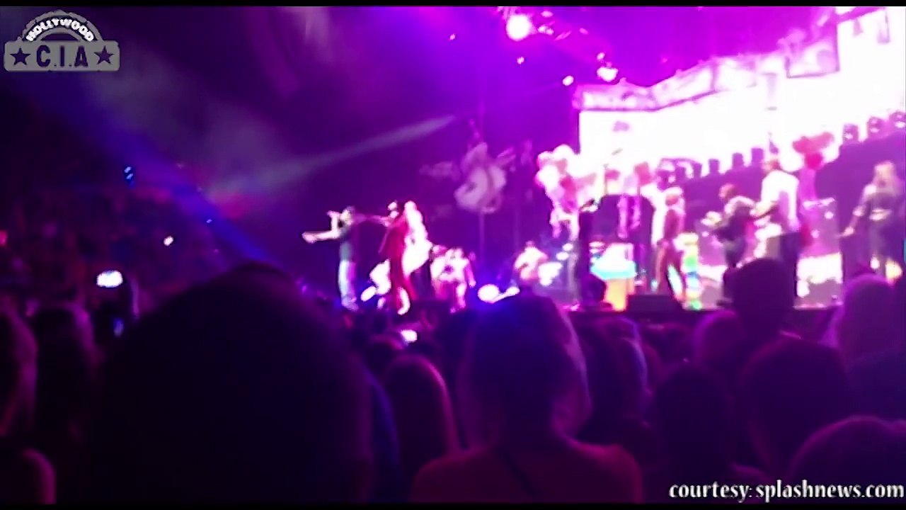 MTV VMAs 2015 - Nicki Minaj Disses Miley Cyrus At MTV VIDEO MUSIC AWARDS 2015