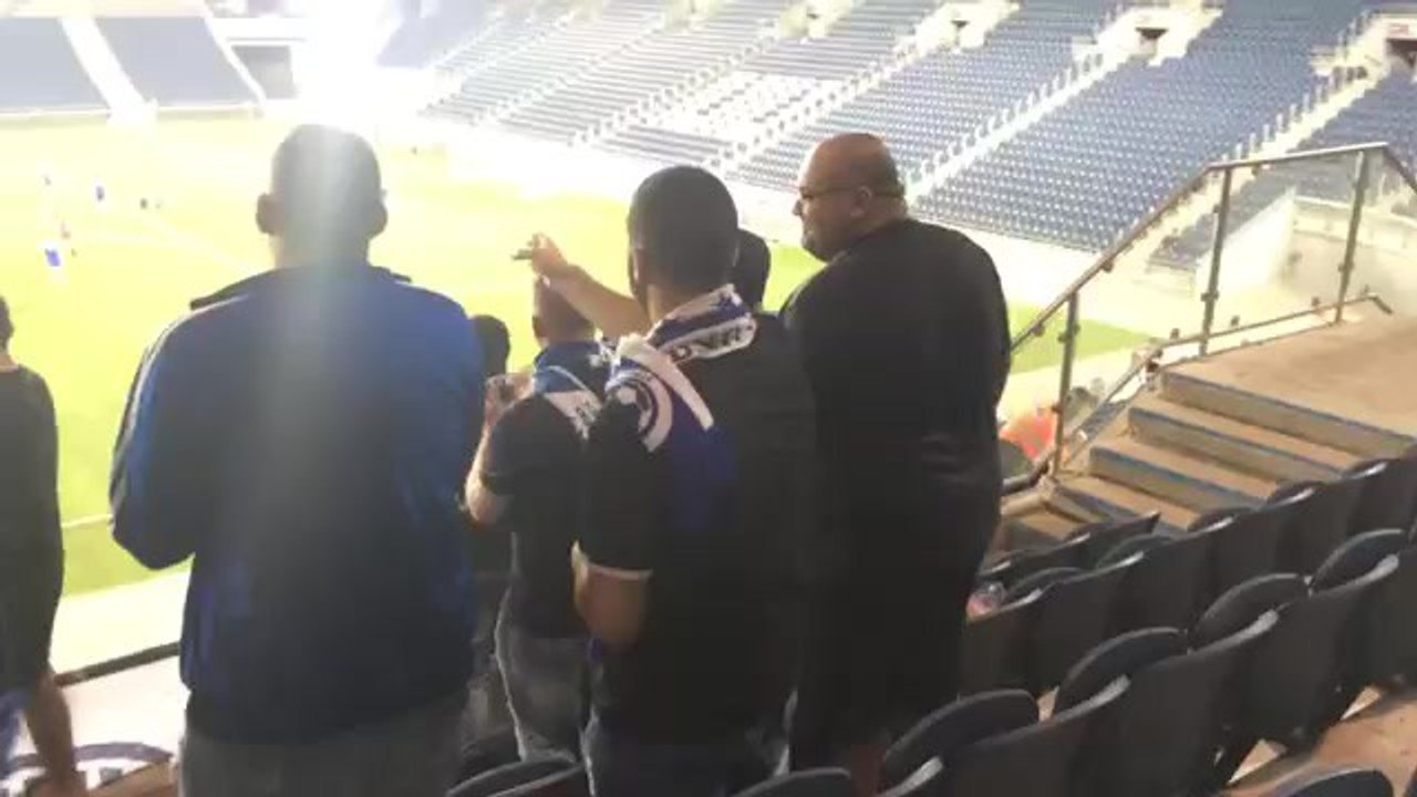 Un supporter de foot lâche un pet qui pue