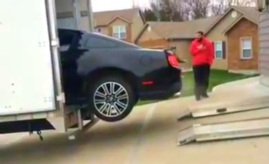 Yükleme Rampaları Düşünce Araba Kamyonun Kasasında Kaldı