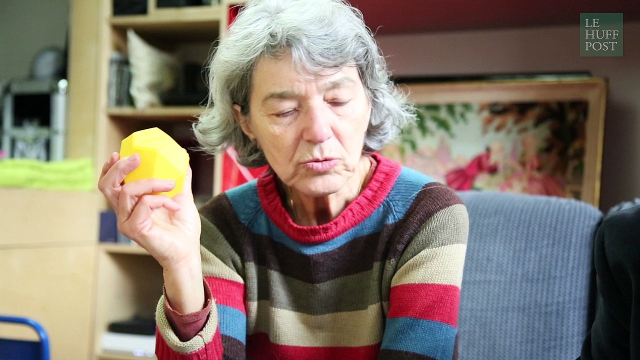 Ces seniors vont-ils découvrir l'utilité de cet objet ?