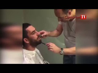 Arda Turan'dan traş olurken bakın hangi marşı söyledi