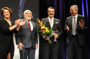 Almanya'da Kadir İnanır'a Onur Ödülü Verildi