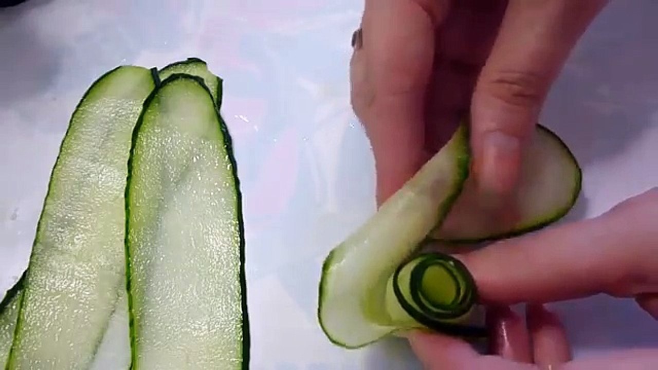 Украшения из овощей. Роза из огурца. Украшения из огурца. Carving Cucumber.