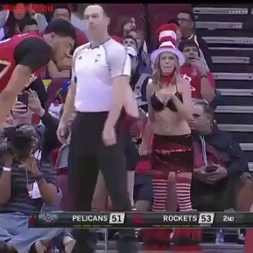 Deux demoiselles un peu chaude déconcentrent un basketteur pendant son lancer franc