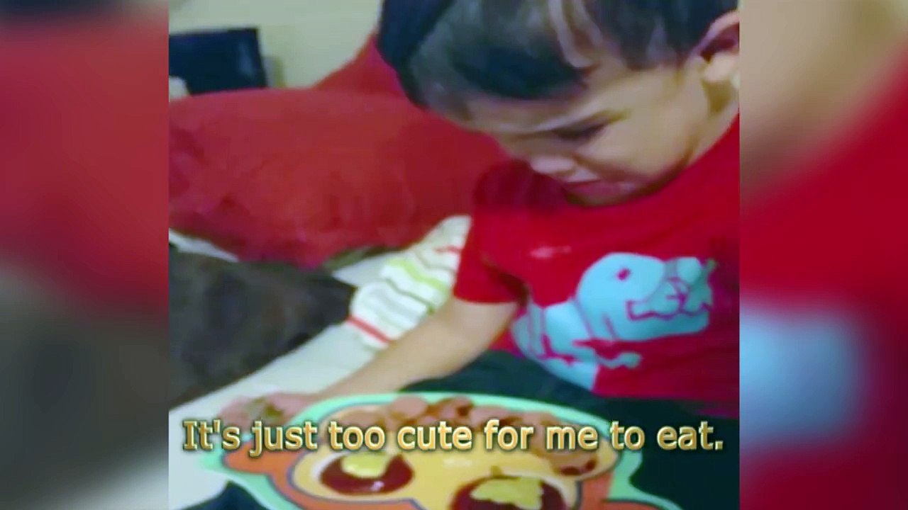 Cet enfant ne veut pas manger son assiette car elle est trop jolie. Trop mignon