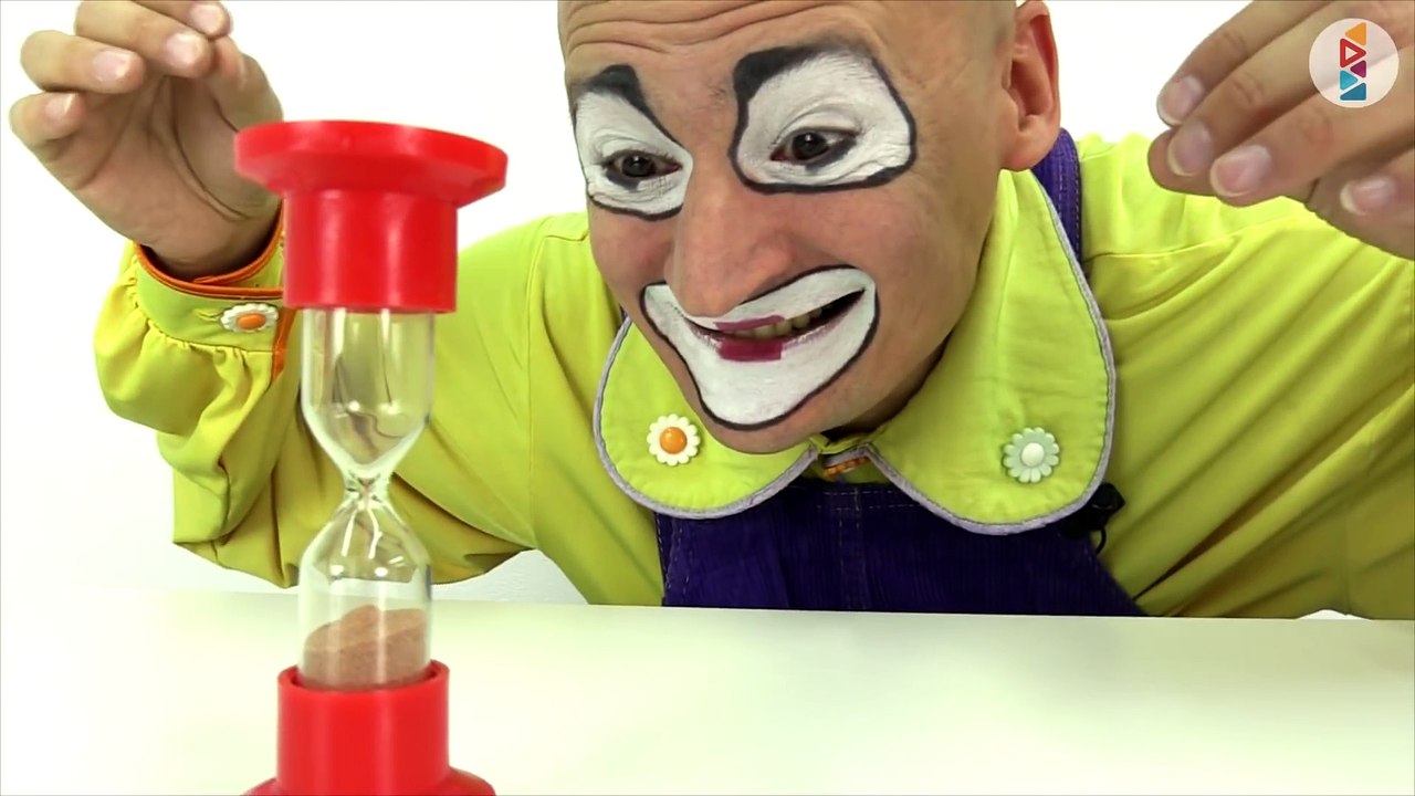 Funny Video for children. Clowns for kids. Maki...