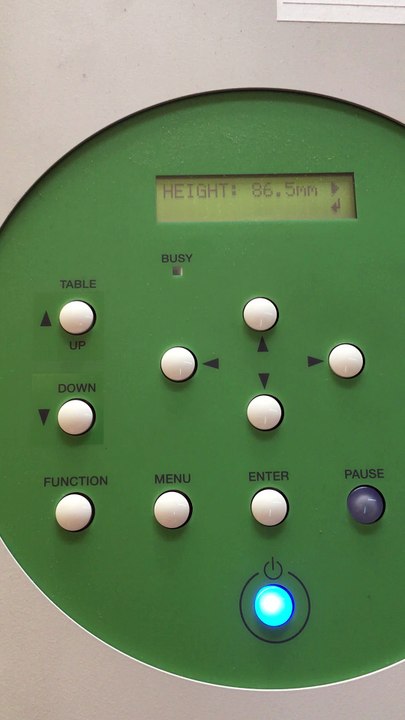 maszyna po zresetowaniu pokazuje 96,6. nasze mustro nie pozwoli aby podjechac stolem na wysokosc 102. Ewidentnie podczas pracy maszyna gubi wysokość. Po prostu stół się obniża z każdą godziną pracy.