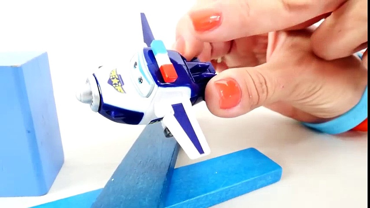 Français pour les enfants. Avion Jet. Apprenons les couleurs!  Dessins Animés Pour Enfants