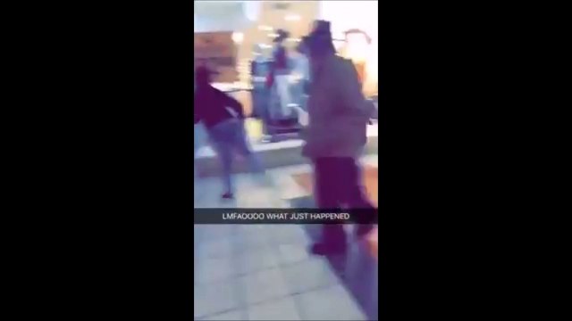 Une maman fait tomber un voleur en fuite dans un centre commercial : petit croche-pied