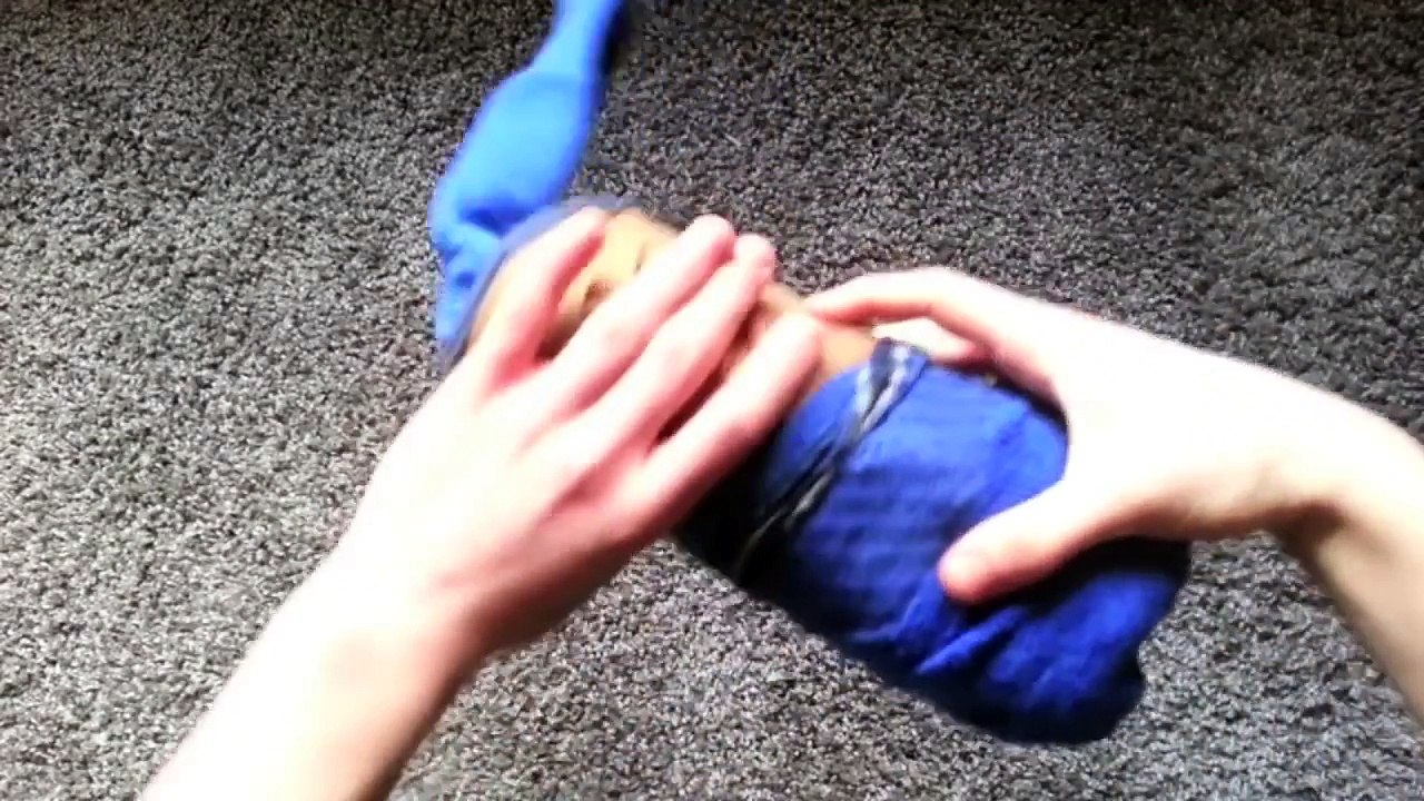 Buzz : Une astuce géniale pour ranger ses habits d'une journée dans une paire de chaussettes !