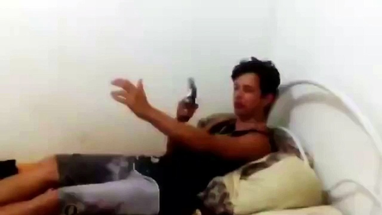 Cet homme échappe de peu à la mort en jouant à la roulette russe