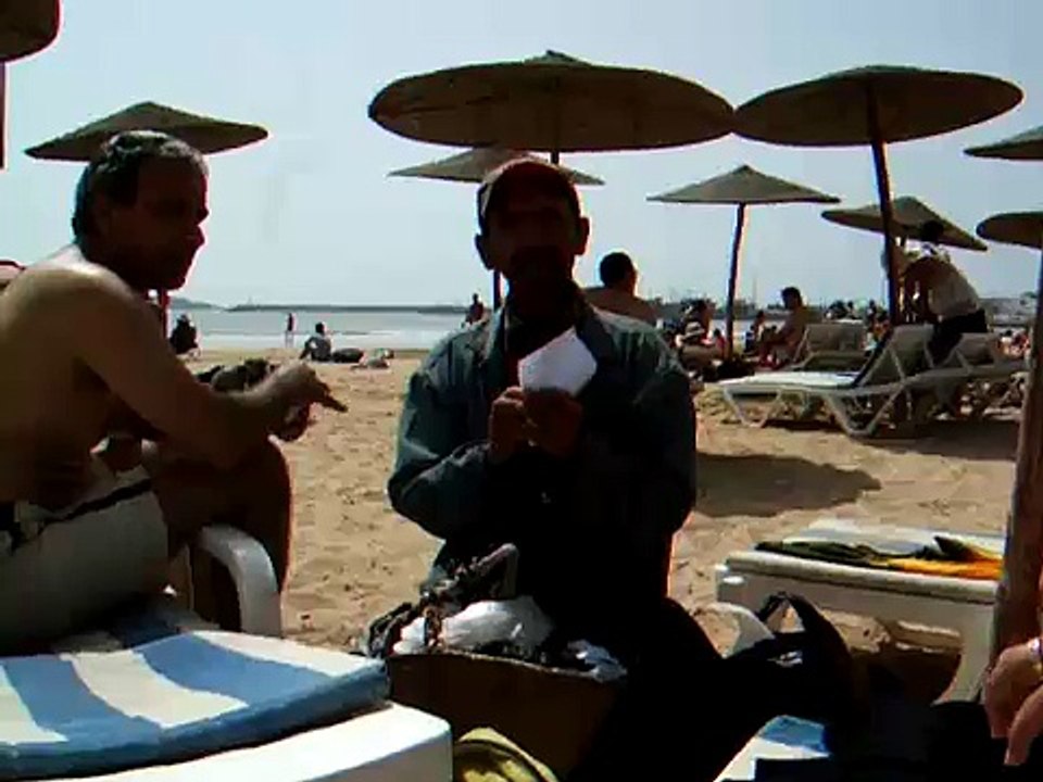 Essaouira vendeur de cacahouète sur la plage