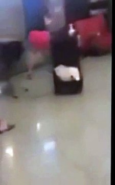 Баба разносит кувалдой салон красоты Смотреть Всем