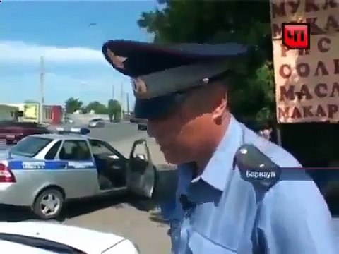 Блондинка на дороге разводит ДПСников!прикольне видео